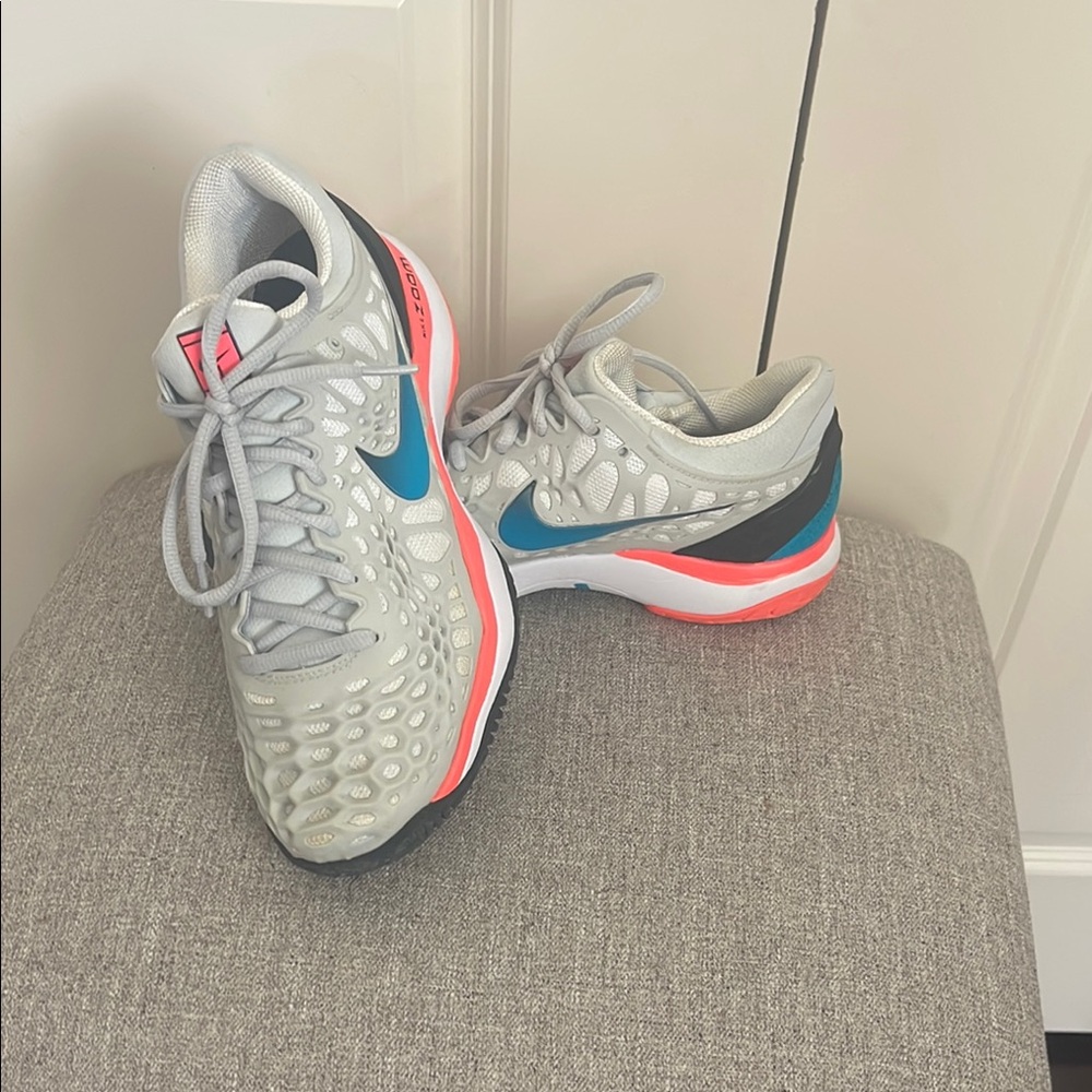 Nike zoom tennis court shoes women 8/mens 6.5 grey with blue and coral